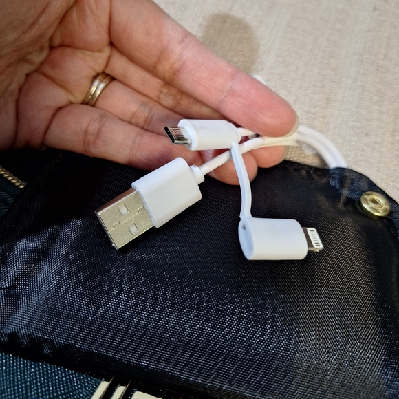 Liz Claiborne Phone Charging Wallet Wristlet Emerald Green RFID Data Protection - Picture 12 of 16